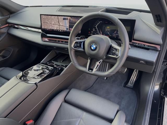 ５シリーズ ５２３ｄ　ｘＤｒｉｖｅツーリング　Ｍスポーツ　２０２８年３月まで保証付　コンフォートドライビングＰＫＧ　後輪操舵　アルカンタラ／ヴェガンザブラックシート　ＯＰ２０ＡＷ　可変サス　ＡＣＣ　ハンズオフアシスト　ＨＵＤ　全周囲カメラ　ＣａｒＰｌａｙ（5枚目）
