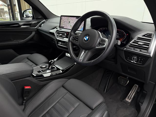 Ｘ３ ｘＤｒｉｖｅ　２０ｄ　Ｍスポーツ　全国２年保証付　ヴァーネスカレザーブラック　ハーマン音響　ハンドルヒータ　１９インチＡＷ　ＡＣＣ　ハンズオフアシスト　全周囲カメラ　ヘッドアップディスプレイ　地デジＴＶナビ　　ＡｐｐｌｅＣａｒＰｌａｙ（5枚目）