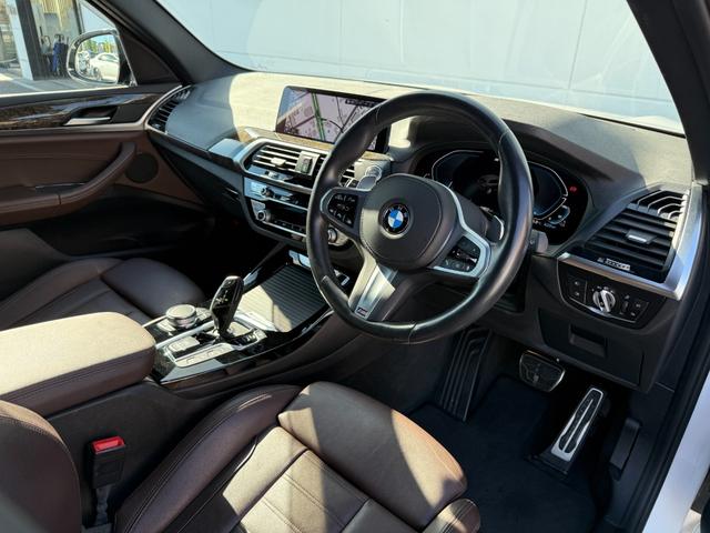 Ｘ３ ｘＤｒｉｖｅ　３０ｅ　Ｍスポーツエディションジョイ＋　全国２年保証付　ヴァーネスカ・レザー・シートモカ　１８ＡＷ　ハイラインパッケージ　アンビエントライトＡｐｐｌｅＣａｒＰｌａｙ　ヘッドアップディスプレイ　アクティブクルーズコントール　Ｍスポーツブレーキ（5枚目）
