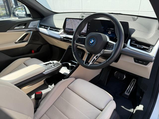 ｉＸ２ ｘＤｒｉｖｅ　３０　Ｍスポーツ　ハイラインパッケージ　令和９年１２月保証付　ヴァーネスカ・レザー　オイスター　パノラマガラスルーフ　オプション２０ＡＷ　ｈａｒｍａｎ／ｋａｒｄｏｎ　ＡｐｐｌｅＣａｒＰｌａｙ　ヘッドアップディスプレイ　アンビエントライト（6枚目）