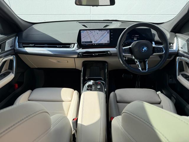 ｉＸ２ ｘＤｒｉｖｅ　３０　Ｍスポーツ　ハイラインパッケージ　令和９年１２月保証付　ヴァーネスカ・レザー　オイスター　パノラマガラスルーフ　オプション２０ＡＷ　ｈａｒｍａｎ／ｋａｒｄｏｎ　ＡｐｐｌｅＣａｒＰｌａｙ　ヘッドアップディスプレイ　アンビエントライト（16枚目）