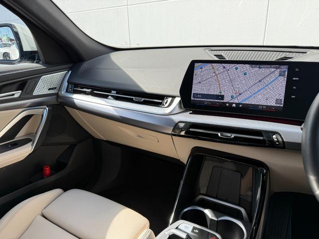 ｉＸ２ ｘＤｒｉｖｅ　３０　Ｍスポーツ　ハイラインパッケージ　令和９年１２月保証付　ヴァーネスカ・レザー　オイスター　パノラマガラスルーフ　オプション２０ＡＷ　ｈａｒｍａｎ／ｋａｒｄｏｎ　ＡｐｐｌｅＣａｒＰｌａｙ　ヘッドアップディスプレイ　アンビエントライト（27枚目）