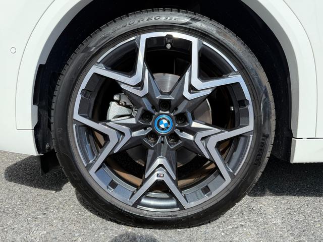 ｉＸ２ ｘＤｒｉｖｅ　３０　Ｍスポーツ　ハイラインパッケージ　令和９年１２月保証付　ヴァーネスカ・レザー　オイスター　パノラマガラスルーフ　オプション２０ＡＷ　ｈａｒｍａｎ／ｋａｒｄｏｎ　ＡｐｐｌｅＣａｒＰｌａｙ　ヘッドアップディスプレイ　アンビエントライト（51枚目）