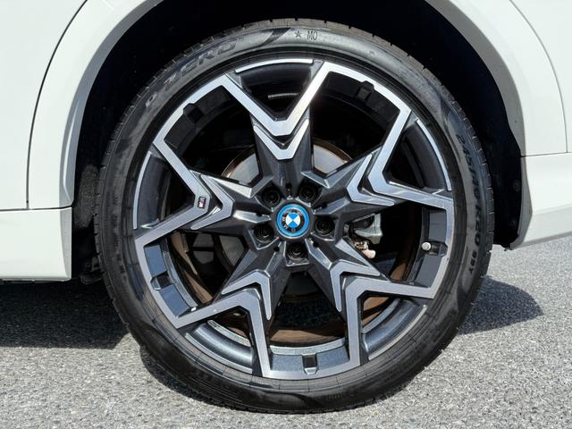 ｉＸ２ ｘＤｒｉｖｅ　３０　Ｍスポーツ　ハイラインパッケージ　令和９年１２月保証付　ヴァーネスカ・レザー　オイスター　パノラマガラスルーフ　オプション２０ＡＷ　ｈａｒｍａｎ／ｋａｒｄｏｎ　ＡｐｐｌｅＣａｒＰｌａｙ　ヘッドアップディスプレイ　アンビエントライト（52枚目）