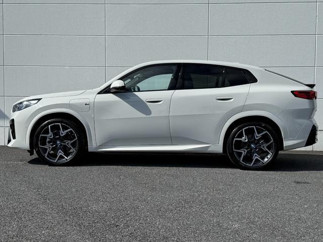 ｉＸ２ ｘＤｒｉｖｅ　３０　Ｍスポーツ　ハイラインパッケージ　令和９年１２月保証付　ヴァーネスカ・レザー　オイスター　パノラマガラスルーフ　オプション２０ＡＷ　ｈａｒｍａｎ／ｋａｒｄｏｎ　ＡｐｐｌｅＣａｒＰｌａｙ　ヘッドアップディスプレイ　アンビエントライト（60枚目）