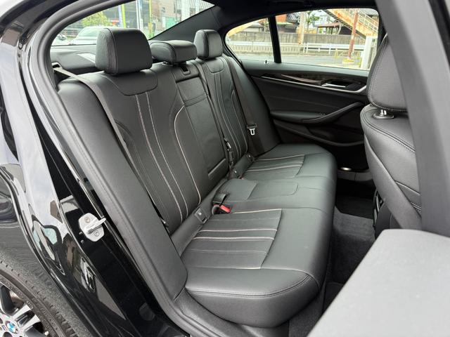 5シリーズ 530i Mスポーツ サンルーフ ダコタレザーブラックシート 19インチAW アクティブクルーズコントロール 全周囲カメラ 地デジTVナビ 前後シートヒータ 電動トランク LEDヘッドライト アンビエント 全国1年保証付(13枚目)