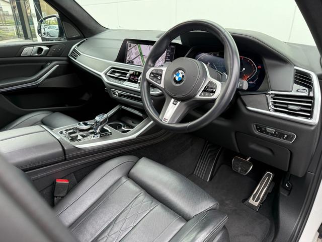 Ｘ７ ｘＤｒｉｖｅ　３５ｄ　Ｍスポーツ　全国２年保証付　タイヤ４本交換　ブラックレザー　パノラマサンルーフ　リアエンタテイメント　ウェルネスＰＫＧ　保冷保温カップホルダー　２１インチＡＷ　６人乗り　ＨａｒｍａｎＫａｒｄｏｎ音響（7枚目）