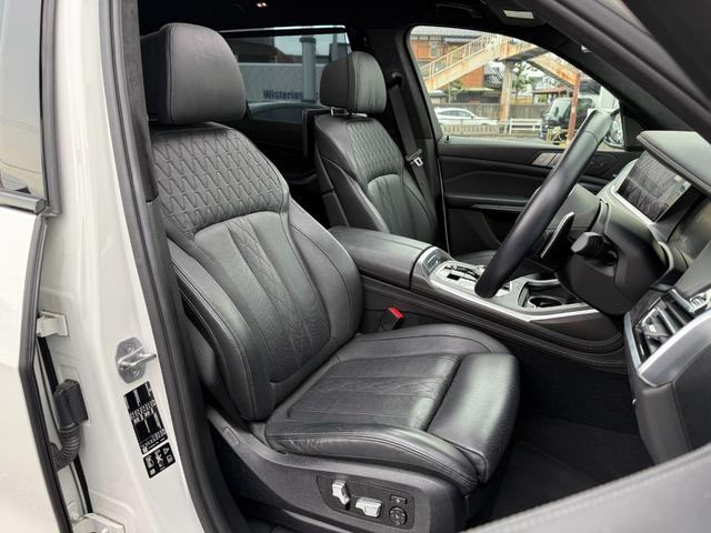 Ｘ７ ｘＤｒｉｖｅ　３５ｄ　Ｍスポーツ　全国２年保証付　タイヤ４本交換　ブラックレザー　パノラマサンルーフ　リアエンタテイメント　ウェルネスＰＫＧ　保冷保温カップホルダー　２１インチＡＷ　６人乗り　ＨａｒｍａｎＫａｒｄｏｎ音響（8枚目）