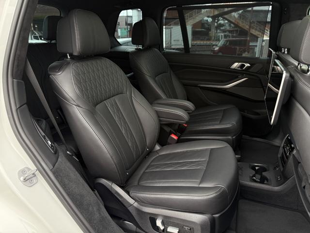 Ｘ７ ｘＤｒｉｖｅ　３５ｄ　Ｍスポーツ　全国２年保証付　タイヤ４本交換　ブラックレザー　パノラマサンルーフ　リアエンタテイメント　ウェルネスＰＫＧ　保冷保温カップホルダー　２１インチＡＷ　６人乗り　ＨａｒｍａｎＫａｒｄｏｎ音響（12枚目）