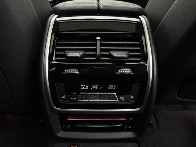 Ｘ７ ｘＤｒｉｖｅ　３５ｄ　Ｍスポーツ　全国２年保証付　タイヤ４本交換　ブラックレザー　パノラマサンルーフ　リアエンタテイメント　ウェルネスＰＫＧ　保冷保温カップホルダー　２１インチＡＷ　６人乗り　ＨａｒｍａｎＫａｒｄｏｎ音響（16枚目）