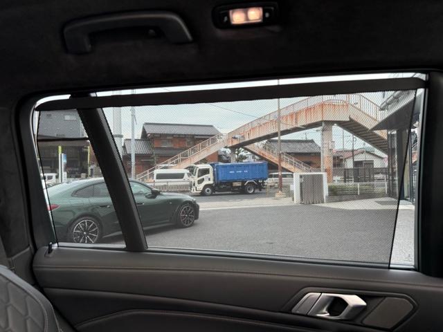 Ｘ７ ｘＤｒｉｖｅ　３５ｄ　Ｍスポーツ　全国２年保証付　タイヤ４本交換　ブラックレザー　パノラマサンルーフ　リアエンタテイメント　ウェルネスＰＫＧ　保冷保温カップホルダー　２１インチＡＷ　６人乗り　ＨａｒｍａｎＫａｒｄｏｎ音響（21枚目）