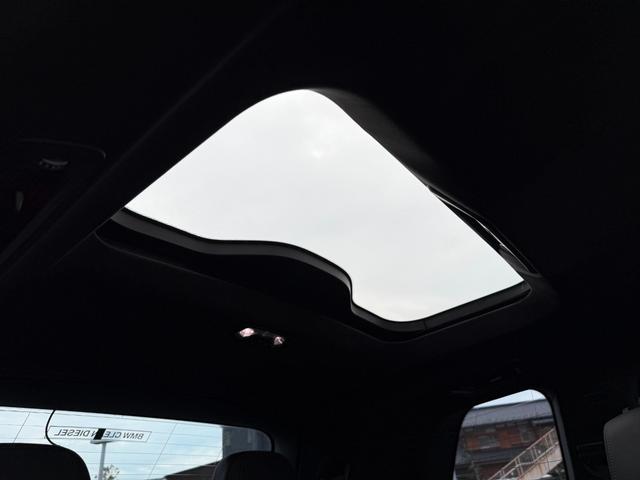 Ｘ７ ｘＤｒｉｖｅ　３５ｄ　Ｍスポーツ　全国２年保証付　タイヤ４本交換　ブラックレザー　パノラマサンルーフ　リアエンタテイメント　ウェルネスＰＫＧ　保冷保温カップホルダー　２１インチＡＷ　６人乗り　ＨａｒｍａｎＫａｒｄｏｎ音響（25枚目）