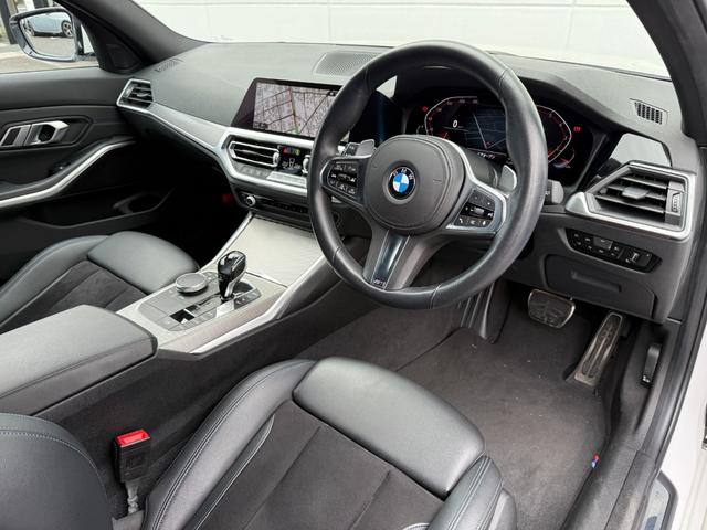 ３シリーズ ３２０ｉツーリング　Ｍスポーツ　全国２年保証付　アルカンタラ／センサテック・コンビネーション・ブラックシート　コンフォートＰ　全周囲カメラ　１８ＡＷ　アクティブクルーズコントロール　電動トランク　アンビエントライト　ＣａｒＰｌａｙ（5枚目）