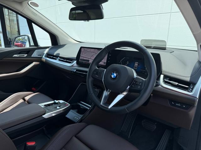 2シリーズ 218dアクティブツアラーエクスクルシブハイラインP 令和10年2月保証付 ヴァーネスカレザー モカ 17AW ハイラインパッケージ テクノロジーパッケージ harman/kardon ヘッドアップディスプレイ 全周囲カメラ AppleCarPlay(5枚目)