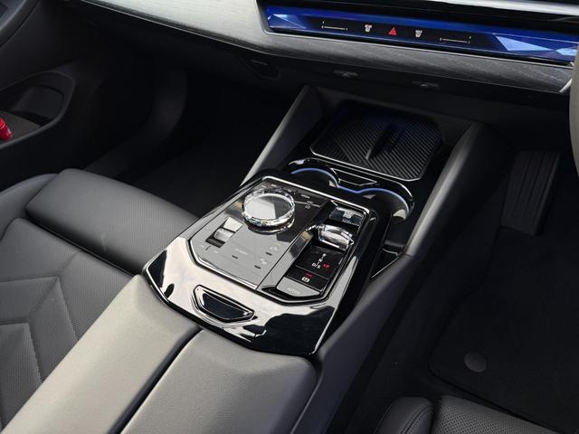 車両の詳細、ご質問につきましては、弊社営業スタッフまでお気軽にご連絡下さいませ。遠方のお客様には実車の詳細画像送信も承ります。お客様からのお問合せをお待ち致しております。