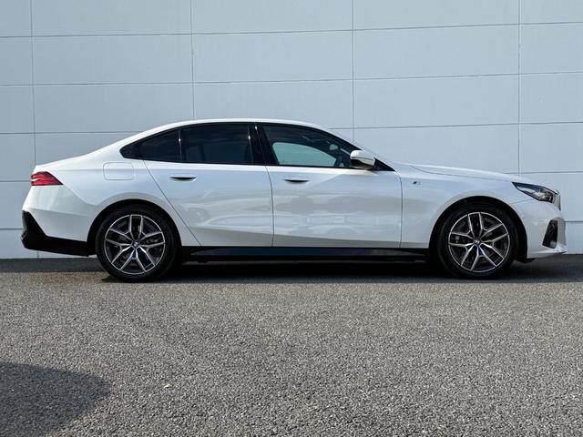 車両の詳細、ご質問につきましては、弊社営業スタッフまでお気軽にご連絡下さいませ。遠方のお客様には実車の詳細画像送信も承ります。お客様からのお問合せをお待ち致しております。