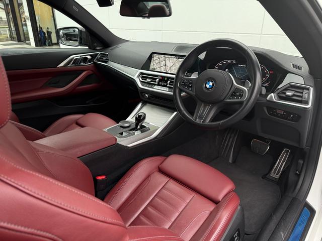 4シリーズ M440i xDriveクーペ Mパフォーマンス20AW カーボングリル/ミラーカバー/アンテナカバー ヴァーネスカレザータコダレッド 全国2年保証付 ヘッドアップディスプレイ harman/kardon Mスポブレーキ(5枚目)