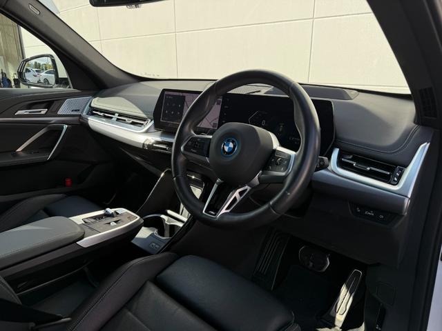 ｉＸ１ ｘＤｒｉｖｅ　３０　Ｍスポーツ　ハイラインパッケージ　全国２年保証付　ヴァ―ネスカレザーブラック１８ＡＷハイラインＰＫＧ　ｈａｒｍａｎ／ｋａｒｄｏｎ　全周囲カメラＡｐｐｌｅＣａｒＰｌａｙヘッドアップディスプレイ　アンビエントライト　運転席アクティブシート（5枚目）