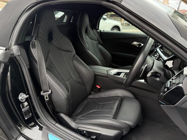 Ｚ４ ｓＤｒｉｖｅ２０ｉ　Ｍスポーツ　全国２年保証付　ヴァーネスカレザーブラックシート　セレクトＰＫＧ　地デジＴＶナビ　ハーマン音響　ステアリングヒータ　１８ＡＷ　ＡＣＣ　ヘッドアップディスプレイ　　シートヒータ　ＡｐｐｌｅＣａｒＰｌａｙ（6枚目）