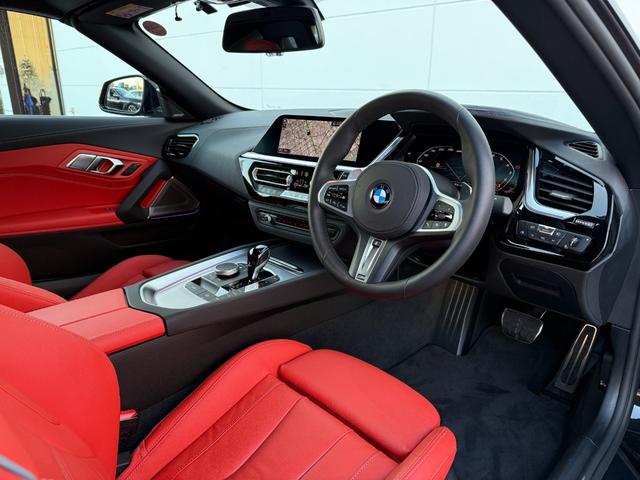 Ｚ４ Ｍ４０ｉ　令和１０年７月保証付　ヴァーネスカレザー　マグマレッド　オプション１９ＡＷ　セレクトパッケージ　オプションシルバーソフトトップ　ｈａｒｍａｎ／ｋａｒｄｏｎ　フルセグ　ステアリングヒーター　可変バルブ（5枚目）