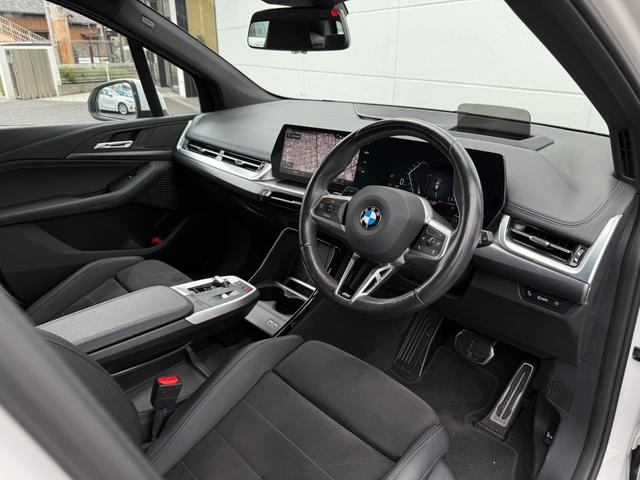 ２シリーズ ２１８ｄアクティブツアラー　Ｍスポーツ　全国２年保証付　アルカンタラ／センサテックシート　１７ＡＷ　ＡＣＣ　ヘッドアップディスプレイ　全周囲カメラ　シートヒータ　電動トランク　ＨＤＤナビ　アンビエントライト　ＬＥＤライト　ＣａｒＰｌａｙ（5枚目）