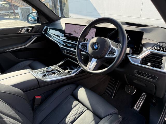 Ｘ７ ｘＤｒｉｖｅ　４０ｄ　Ｍスポーツ　全国２年保証付　スカイラウンジサンルーフ　６人乗　メリノレザーブラックシート　２２ＡＷ　エアサス　ＡＣＣ　ハンズオフアシスト　ハーマン音響　ＨＵＤ　全周囲カメラ　地デジＴＶナビ　ＣａｒＰｌａｙ（7枚目）