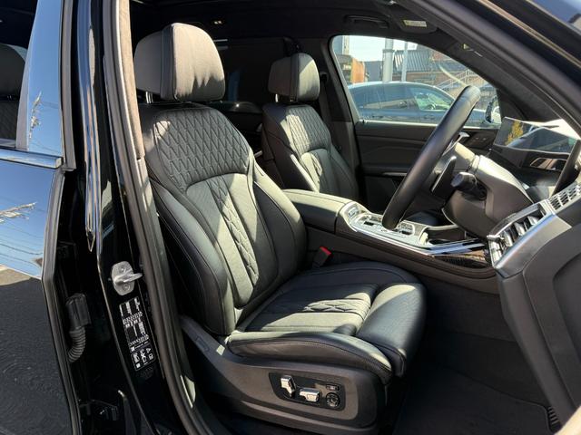 Ｘ７ ｘＤｒｉｖｅ　４０ｄ　Ｍスポーツ　全国２年保証付　スカイラウンジサンルーフ　６人乗　メリノレザーブラックシート　２２ＡＷ　エアサス　ＡＣＣ　ハンズオフアシスト　ハーマン音響　ＨＵＤ　全周囲カメラ　地デジＴＶナビ　ＣａｒＰｌａｙ（8枚目）