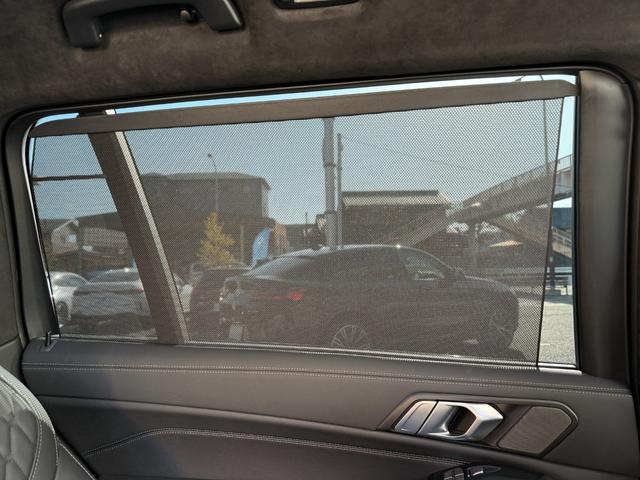 Ｘ７ ｘＤｒｉｖｅ　４０ｄ　Ｍスポーツ　全国２年保証付　スカイラウンジサンルーフ　６人乗　メリノレザーブラックシート　２２ＡＷ　エアサス　ＡＣＣ　ハンズオフアシスト　ハーマン音響　ＨＵＤ　全周囲カメラ　地デジＴＶナビ　ＣａｒＰｌａｙ（18枚目）