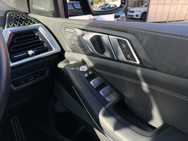 Ｘ７ ｘＤｒｉｖｅ　４０ｄ　Ｍスポーツ　全国２年保証付　スカイラウンジサンルーフ　６人乗　メリノレザーブラックシート　２２ＡＷ　エアサス　ＡＣＣ　ハンズオフアシスト　ハーマン音響　ＨＵＤ　全周囲カメラ　地デジＴＶナビ　ＣａｒＰｌａｙ（32枚目）