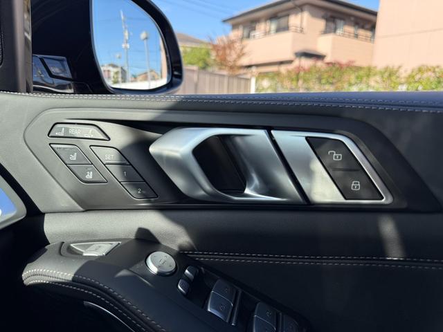 Ｘ７ ｘＤｒｉｖｅ　４０ｄ　Ｍスポーツ　全国２年保証付　スカイラウンジサンルーフ　６人乗　メリノレザーブラックシート　２２ＡＷ　エアサス　ＡＣＣ　ハンズオフアシスト　ハーマン音響　ＨＵＤ　全周囲カメラ　地デジＴＶナビ　ＣａｒＰｌａｙ（33枚目）