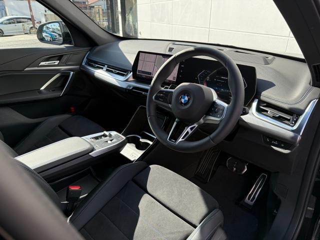 Ｘ１ ｘＤｒｉｖｅ　２０ｄ　Ｍスポーツ　２０２８年９月まで保証付　アルカンタラ／ヴェガンザブラックシート　ハンドルヒータ　１８ＡＷ　ＡＣＣ　ハンズオフアシスト　ＨＵＤ　全周囲カメラ　電動トランク　ＡｐｐｌｅＣａｒＰｌａｙ　アンビエントライト（5枚目）