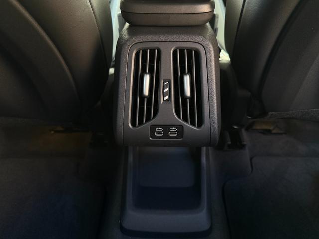 Ｘ１ ｘＤｒｉｖｅ　２０ｄ　Ｍスポーツ　２０２８年９月まで保証付　アルカンタラ／ヴェガンザブラックシート　ハンドルヒータ　１８ＡＷ　ＡＣＣ　ハンズオフアシスト　ＨＵＤ　全周囲カメラ　電動トランク　ＡｐｐｌｅＣａｒＰｌａｙ　アンビエントライト（14枚目）