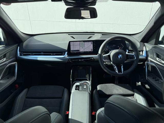 Ｘ１ ｘＤｒｉｖｅ　２０ｄ　Ｍスポーツ　２０２８年９月まで保証付　アルカンタラ／ヴェガンザブラックシート　ハンドルヒータ　１８ＡＷ　ＡＣＣ　ハンズオフアシスト　ＨＵＤ　全周囲カメラ　電動トランク　ＡｐｐｌｅＣａｒＰｌａｙ　アンビエントライト（15枚目）