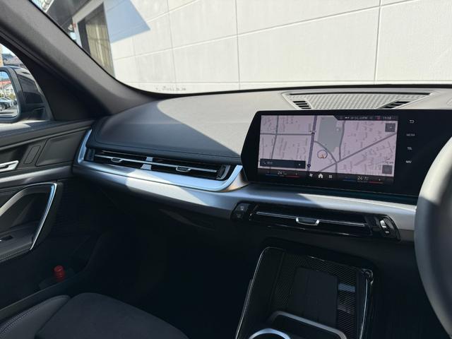 Ｘ１ ｘＤｒｉｖｅ　２０ｄ　Ｍスポーツ　２０２８年９月まで保証付　アルカンタラ／ヴェガンザブラックシート　ハンドルヒータ　１８ＡＷ　ＡＣＣ　ハンズオフアシスト　ＨＵＤ　全周囲カメラ　電動トランク　ＡｐｐｌｅＣａｒＰｌａｙ　アンビエントライト（25枚目）