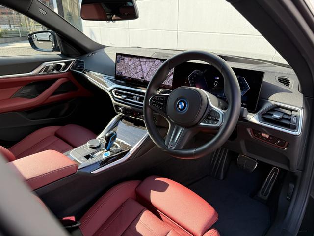 ｉ４ ｅＤｒｉｖｅ　４０　Ｍスポーツ　全国２年保証付　ヴァーネスカレザータコラレッドシート　ハイラインＰＫＧ　１８インチＡＷ　ＡＣＣ　ハンズオフアシスト　ＨＵＤ　電動トランク　シートヒータ　アンビエントライト　ＡｐｐｌｅＣａｒＰｌａｙ（5枚目）