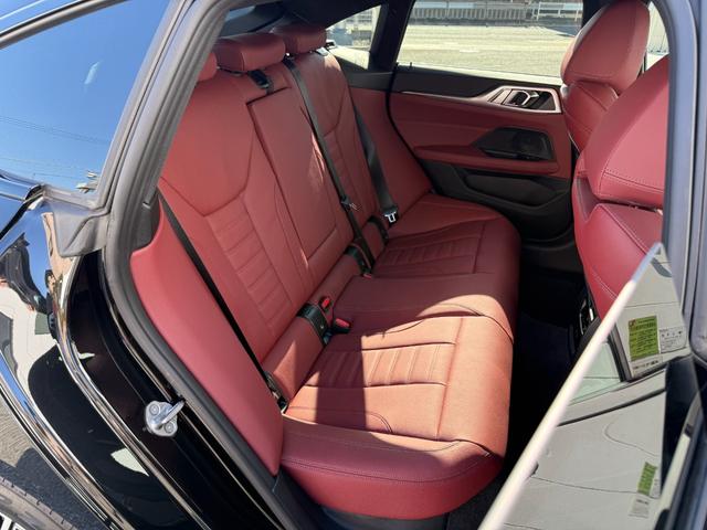 ｉ４ ｅＤｒｉｖｅ　４０　Ｍスポーツ　全国２年保証付　ヴァーネスカレザータコラレッドシート　ハイラインＰＫＧ　１８インチＡＷ　ＡＣＣ　ハンズオフアシスト　ＨＵＤ　電動トランク　シートヒータ　アンビエントライト　ＡｐｐｌｅＣａｒＰｌａｙ（11枚目）