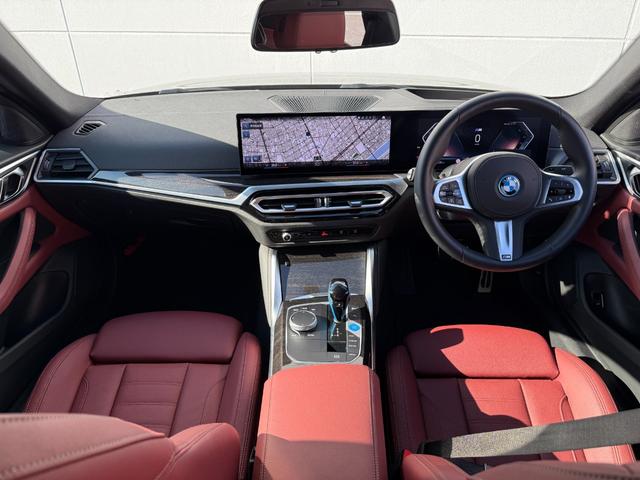 ｉ４ ｅＤｒｉｖｅ　４０　Ｍスポーツ　全国２年保証付　ヴァーネスカレザータコラレッドシート　ハイラインＰＫＧ　１８インチＡＷ　ＡＣＣ　ハンズオフアシスト　ＨＵＤ　電動トランク　シートヒータ　アンビエントライト　ＡｐｐｌｅＣａｒＰｌａｙ（15枚目）