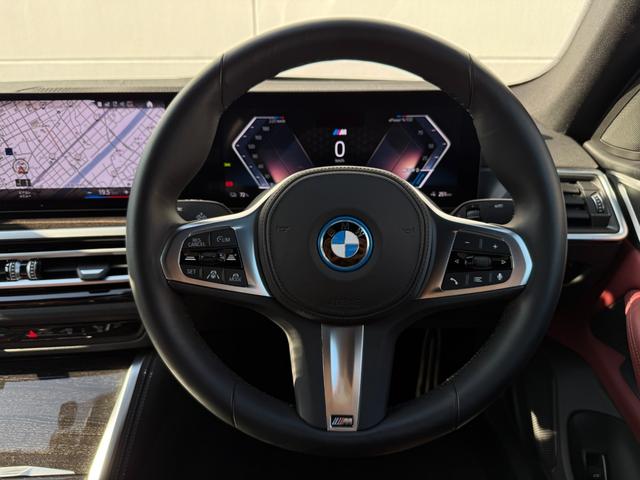 ｉ４ ｅＤｒｉｖｅ　４０　Ｍスポーツ　全国２年保証付　ヴァーネスカレザータコラレッドシート　ハイラインＰＫＧ　１８インチＡＷ　ＡＣＣ　ハンズオフアシスト　ＨＵＤ　電動トランク　シートヒータ　アンビエントライト　ＡｐｐｌｅＣａｒＰｌａｙ（16枚目）