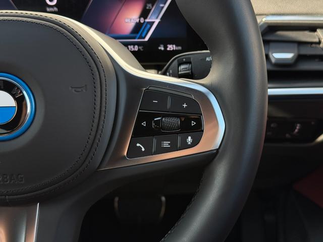 ｉ４ ｅＤｒｉｖｅ　４０　Ｍスポーツ　全国２年保証付　ヴァーネスカレザータコラレッドシート　ハイラインＰＫＧ　１８インチＡＷ　ＡＣＣ　ハンズオフアシスト　ＨＵＤ　電動トランク　シートヒータ　アンビエントライト　ＡｐｐｌｅＣａｒＰｌａｙ（18枚目）