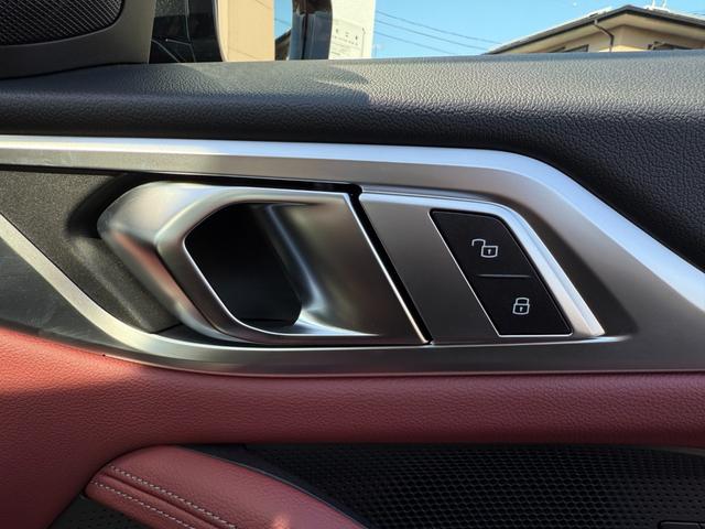 ｉ４ ｅＤｒｉｖｅ　４０　Ｍスポーツ　全国２年保証付　ヴァーネスカレザータコラレッドシート　ハイラインＰＫＧ　１８インチＡＷ　ＡＣＣ　ハンズオフアシスト　ＨＵＤ　電動トランク　シートヒータ　アンビエントライト　ＡｐｐｌｅＣａｒＰｌａｙ（22枚目）