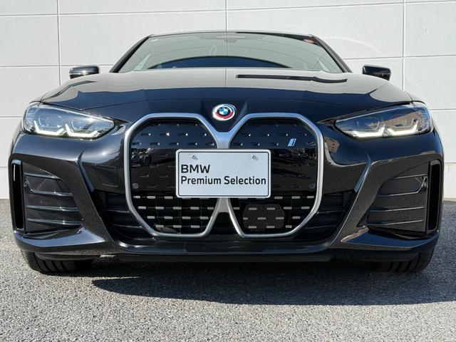 ｉ４ ｅＤｒｉｖｅ　４０　Ｍスポーツ　全国２年保証付　ヴァーネスカレザータコラレッドシート　ハイラインＰＫＧ　１８インチＡＷ　ＡＣＣ　ハンズオフアシスト　ＨＵＤ　電動トランク　シートヒータ　アンビエントライト　ＡｐｐｌｅＣａｒＰｌａｙ（51枚目）