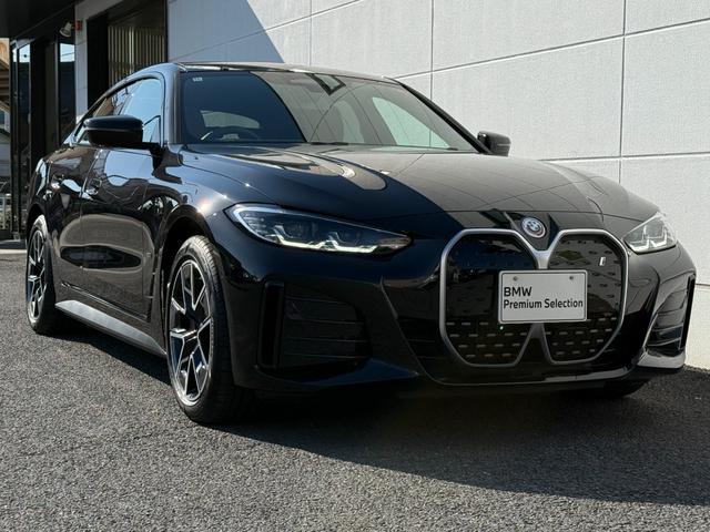 ｉ４ ｅＤｒｉｖｅ　４０　Ｍスポーツ　全国２年保証付　ヴァーネスカレザータコラレッドシート　ハイラインＰＫＧ　１８インチＡＷ　ＡＣＣ　ハンズオフアシスト　ＨＵＤ　電動トランク　シートヒータ　アンビエントライト　ＡｐｐｌｅＣａｒＰｌａｙ（52枚目）