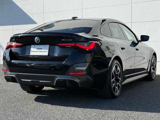 ｉ４ ｅＤｒｉｖｅ　４０　Ｍスポーツ　全国２年保証付　ヴァーネスカレザータコラレッドシート　ハイラインＰＫＧ　１８インチＡＷ　ＡＣＣ　ハンズオフアシスト　ＨＵＤ　電動トランク　シートヒータ　アンビエントライト　ＡｐｐｌｅＣａｒＰｌａｙ（54枚目）