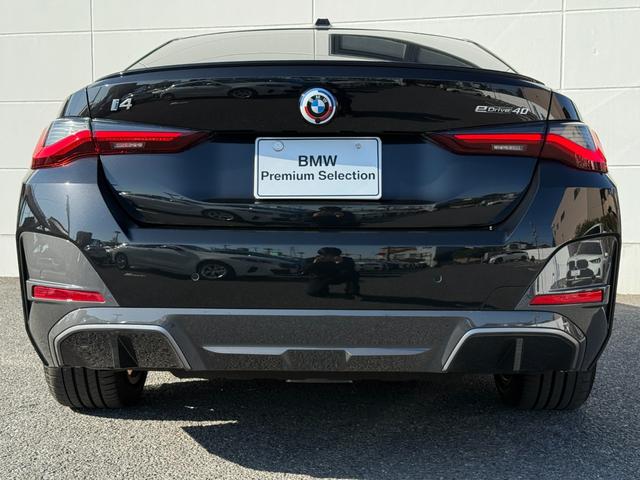 ｉ４ ｅＤｒｉｖｅ　４０　Ｍスポーツ　全国２年保証付　ヴァーネスカレザータコラレッドシート　ハイラインＰＫＧ　１８インチＡＷ　ＡＣＣ　ハンズオフアシスト　ＨＵＤ　電動トランク　シートヒータ　アンビエントライト　ＡｐｐｌｅＣａｒＰｌａｙ（55枚目）