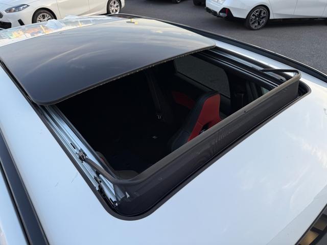 Ｘ１ Ｍ３５ｉ　ｘＤｒｉｖｅ　２０２８年７月まで保証付　サンルーフ　パーフォレーテッド・ヴェガンザレッドシート　ハンドルヒータ　ＯＰ２０ＡＷ　Ｍｓｐブレーキ　ハーマン音響　ＡＣＣ　ハンズオフアシスト　３６０カメラ　ＣａｒＰｌａｙ（5枚目）