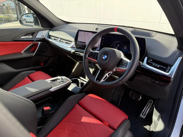 Ｘ１ Ｍ３５ｉ　ｘＤｒｉｖｅ　２０２８年７月まで保証付　サンルーフ　パーフォレーテッド・ヴェガンザレッドシート　ハンドルヒータ　ＯＰ２０ＡＷ　Ｍｓｐブレーキ　ハーマン音響　ＡＣＣ　ハンズオフアシスト　３６０カメラ　ＣａｒＰｌａｙ（7枚目）
