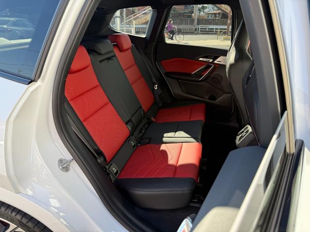 Ｘ１ Ｍ３５ｉ　ｘＤｒｉｖｅ　２０２８年７月まで保証付　サンルーフ　パーフォレーテッド・ヴェガンザレッドシート　ハンドルヒータ　ＯＰ２０ＡＷ　Ｍｓｐブレーキ　ハーマン音響　ＡＣＣ　ハンズオフアシスト　３６０カメラ　ＣａｒＰｌａｙ（13枚目）