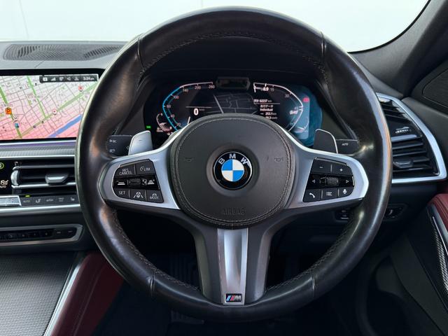 Ｘ６ ｘＤｒｉｖｅ　３５ｄ　Ｍスポーツ　全国２年保証付　ヴァーネスカレザー・タコラレッドシート　ＯＰ２１インチＡＷ　Ｍスポーツブレーキ　ＡＣＣ　ハンズオフアシスト　全周囲カメラ　ＨＵＤ　地上デジタルＴＶナビ　ＡｐｐｌｅＣａｒＰｌａｙ（17枚目）