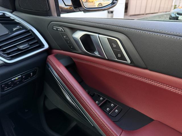 Ｘ６ ｘＤｒｉｖｅ　３５ｄ　Ｍスポーツ　全国２年保証付　ヴァーネスカレザー・タコラレッドシート　ＯＰ２１インチＡＷ　Ｍスポーツブレーキ　ＡＣＣ　ハンズオフアシスト　全周囲カメラ　ＨＵＤ　地上デジタルＴＶナビ　ＡｐｐｌｅＣａｒＰｌａｙ（22枚目）