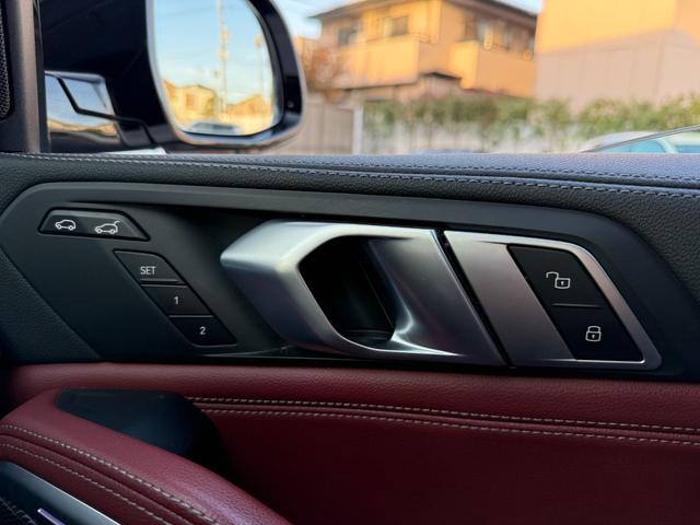 Ｘ６ ｘＤｒｉｖｅ　３５ｄ　Ｍスポーツ　全国２年保証付　ヴァーネスカレザー・タコラレッドシート　ＯＰ２１インチＡＷ　Ｍスポーツブレーキ　ＡＣＣ　ハンズオフアシスト　全周囲カメラ　ＨＵＤ　地上デジタルＴＶナビ　ＡｐｐｌｅＣａｒＰｌａｙ（23枚目）